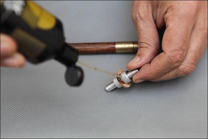 Fitting the leather washers soaked in oil the Borekisser forces oil onto all parts of the bore surface.